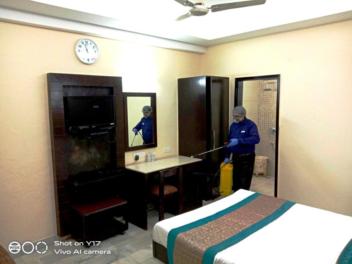 Hotel Sundeep Inn Nueva Delhi Exterior foto