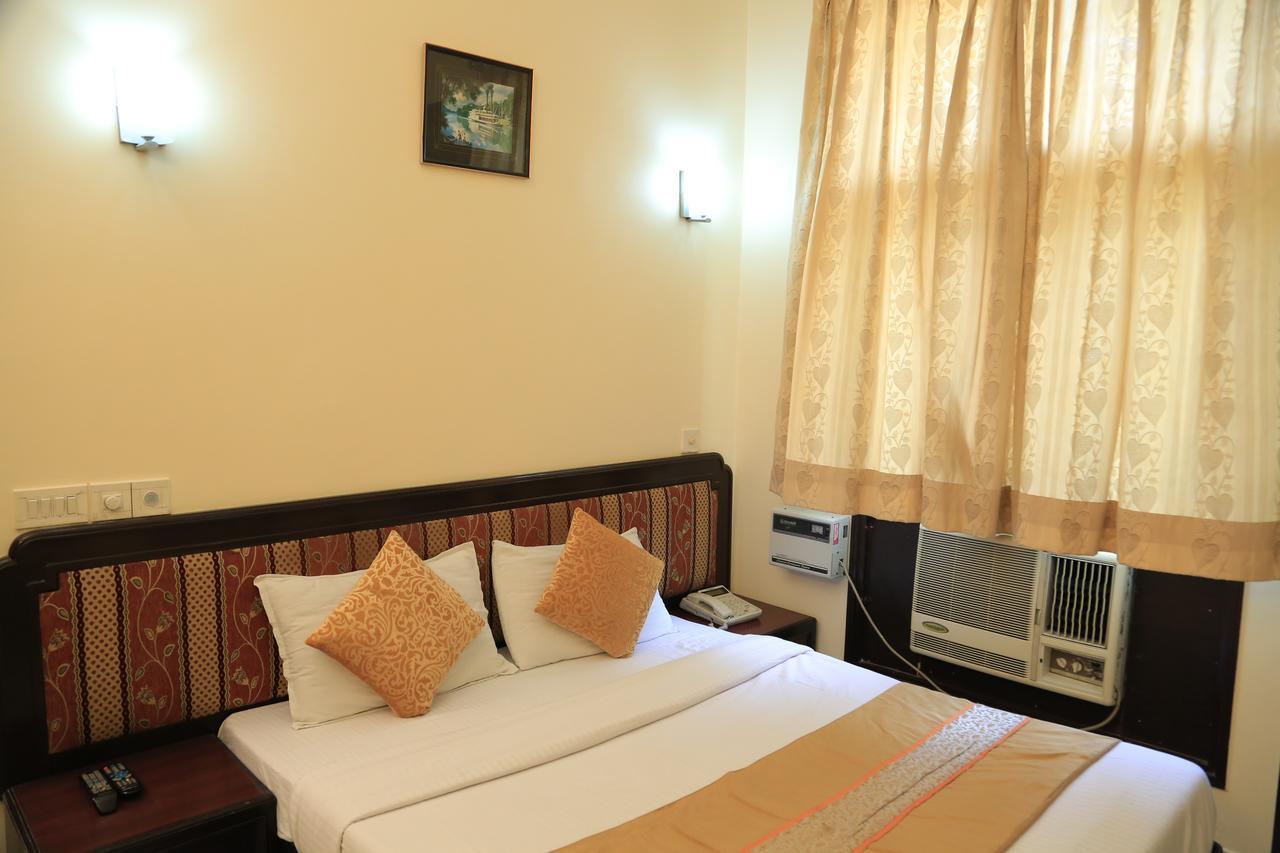 Hotel Sundeep Inn Nueva Delhi Exterior foto