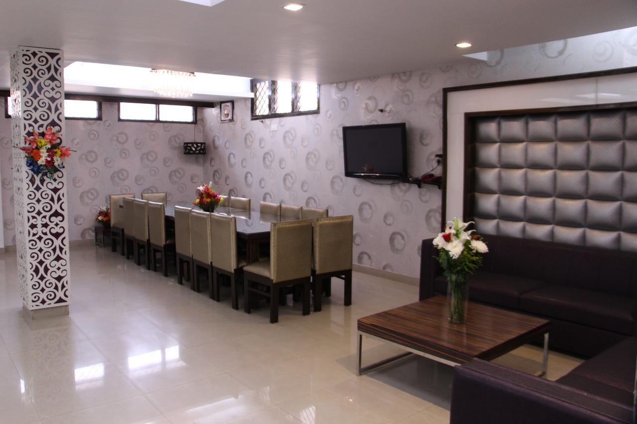 Hotel Sundeep Inn Nueva Delhi Exterior foto
